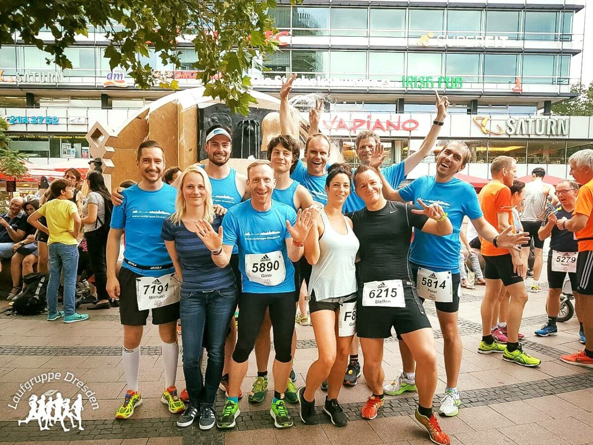 Gruppenfoto einiger Mitglieder der Laufgruppe Dresden, die auf "Klassenfahrt" bei der Berliner Citynight sind, einem 10km-Lauf durch die Berliner Innenstadt.