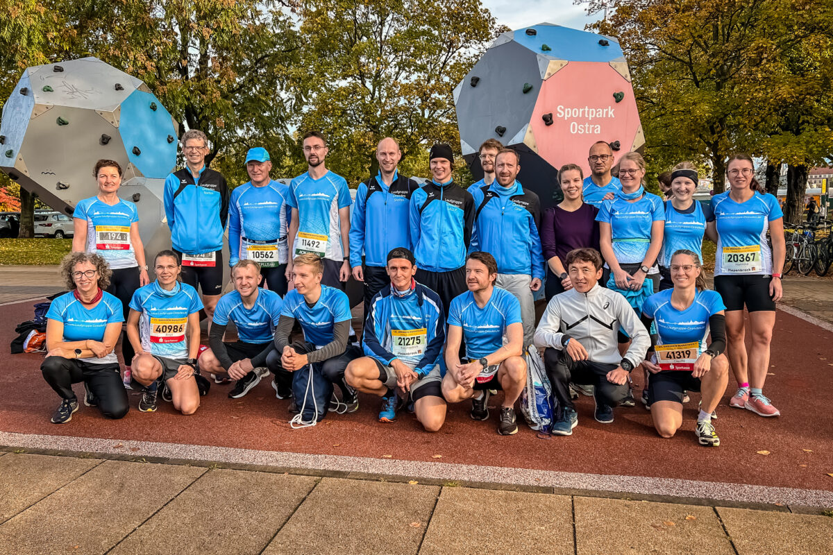 Die Laufgruppe Dresden trifft sich vor dem Start des Dresden Marathons im Sportpark Ostra.