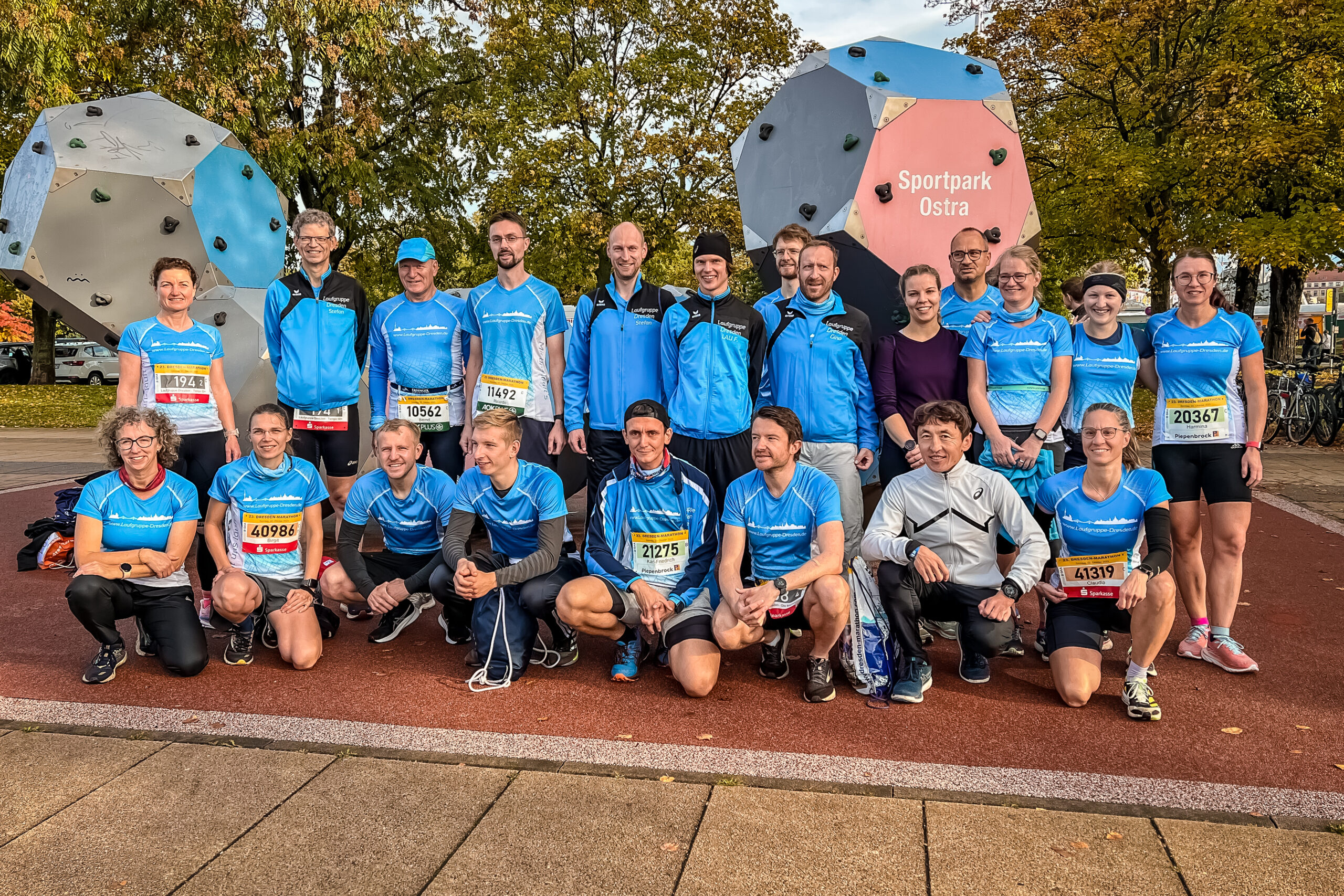 Die Laufgruppe Dresden trifft sich vor dem Start des Dresden Marathons im Sportpark Ostra für ein Gruppenfoto.