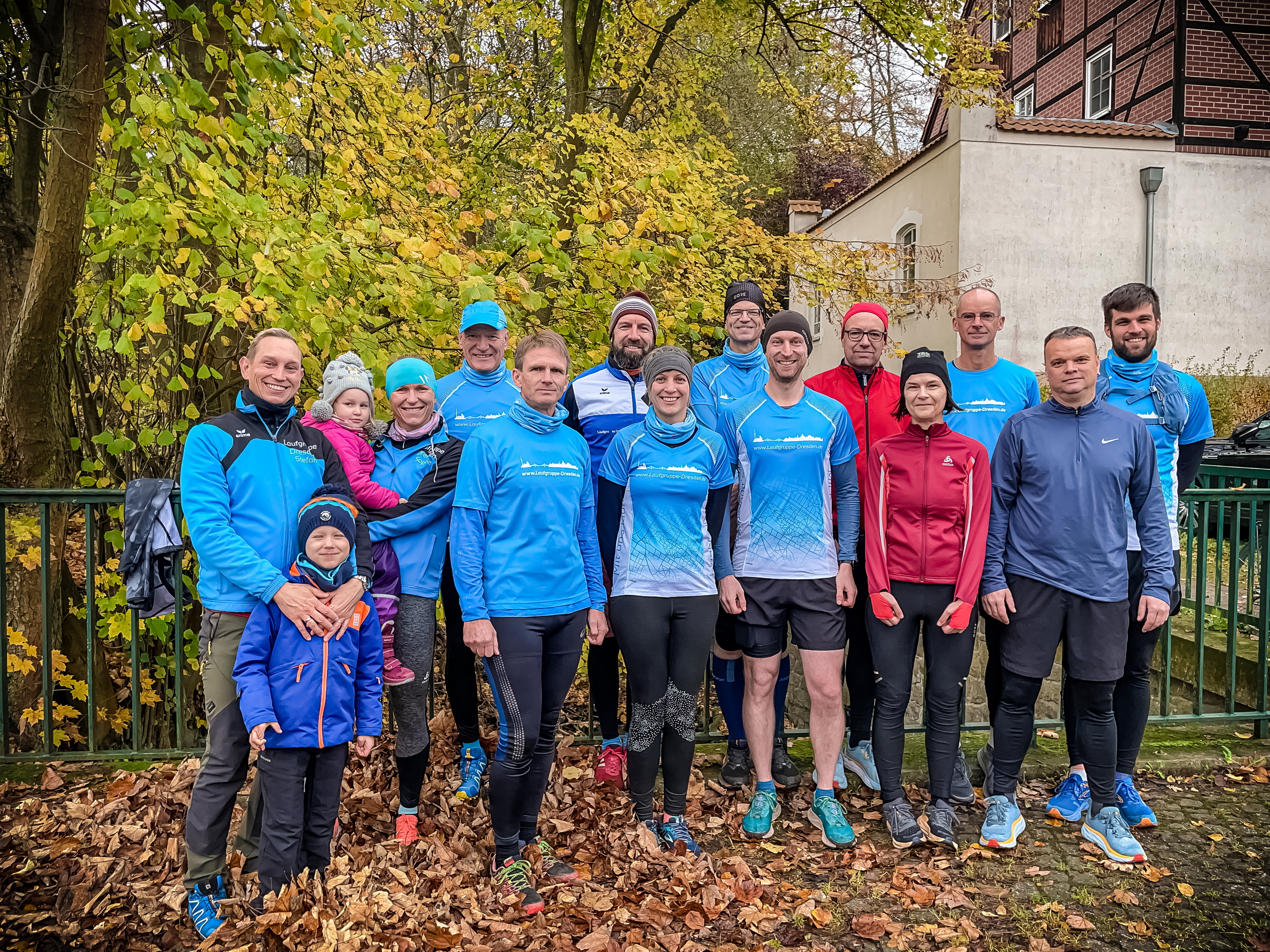 Die Laufgroupies vor dem Start des Jubiläumslaufs am Hotel Villa Weltererbe im Zschonergrund.