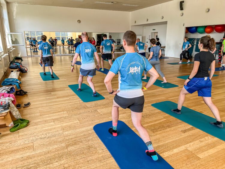 Wir absolvieren einen Mobilisations- und Stretchingkurs angeleitet durch eine Kurstrainerin des Sportparks Rabenberg.