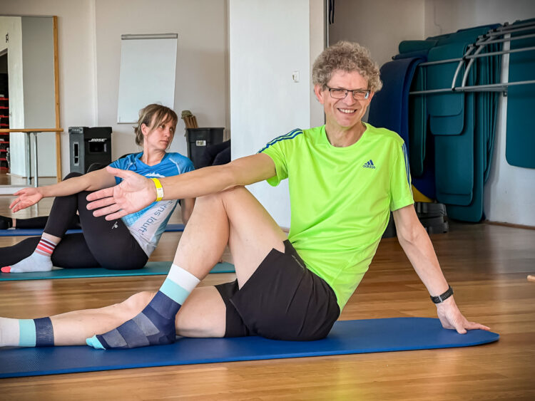 Wir absolvieren einen Mobilisations- und Stretchingkurs angeleitet durch eine Kurstrainerin des Sportparks Rabenberg.