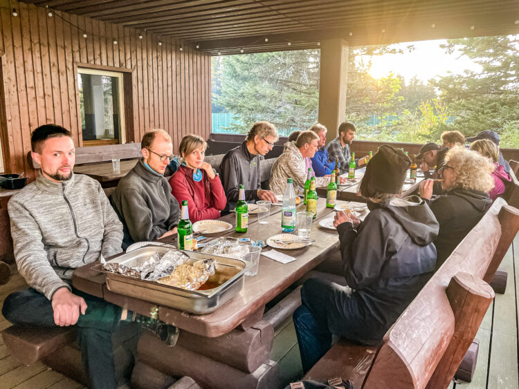 Die Laufgroupies unserer Klassenfahrt lassen beim Grillabend bei Sonnenuntergang gemeinsam den Tag Revue passieren.