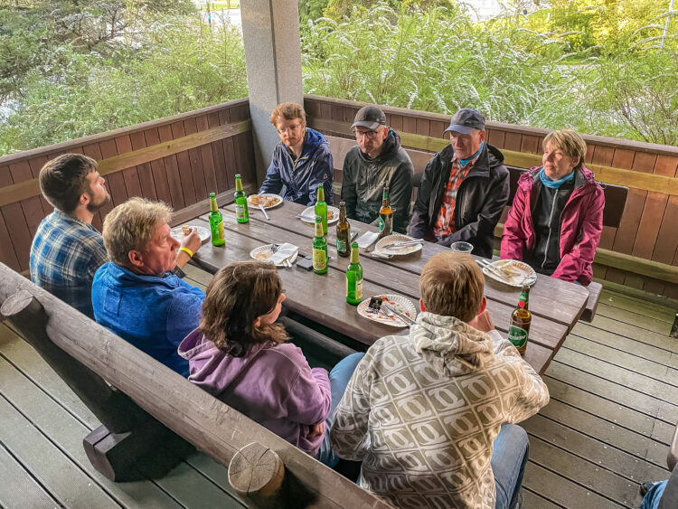 Die Laufgroupies unserer Klassenfahrt lassen beim Grillabend bei Sonnenuntergang gemeinsam den Tag Revue passieren.