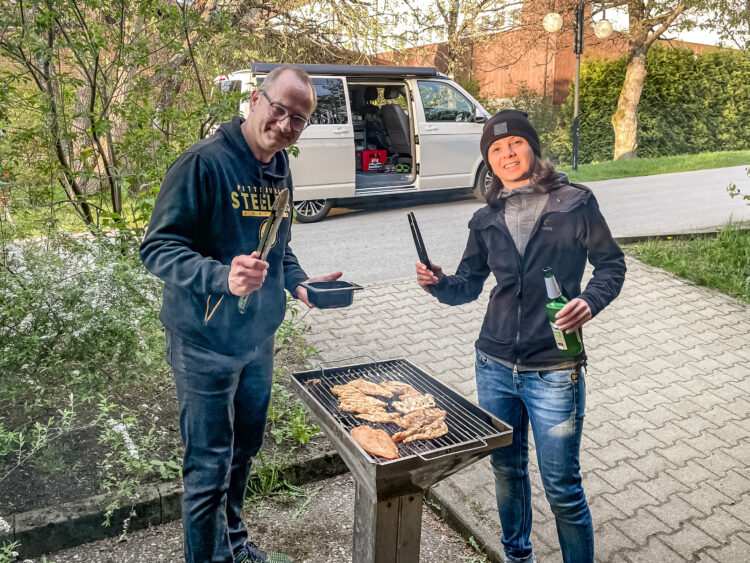 Die Laufgroupies unserer Klassenfahrt lassen beim Grillabend bei Sonnenuntergang gemeinsam den Tag Revue passieren.