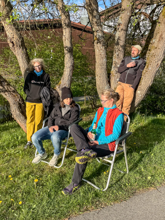 Die Laufgroupies unserer Klassenfahrt lassen beim Grillabend bei Sonnenuntergang gemeinsam den Tag Revue passieren.