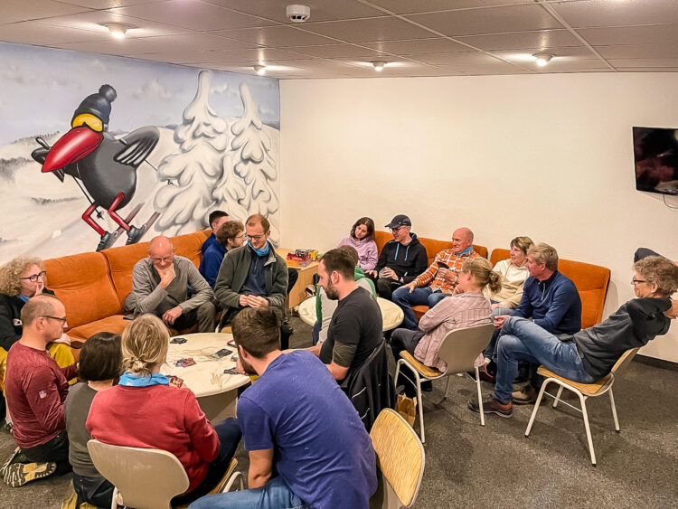 Nach dem Kräftetanken beim Grillabend wird ein Spieleabend eingeläutet.